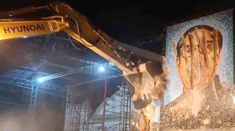 বিক্ষুব্ধ ছাত্র-জনতার ভাঙচুর ধানমন্ডি-৩২ নম্বরের বাড়িতে
