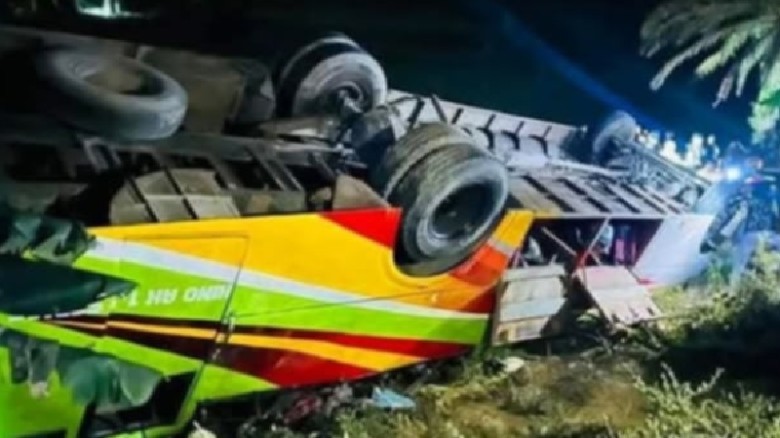 বাস দুর্ঘটনায় ১২ যাত্রীসহ হেলপার হাসপাতালে