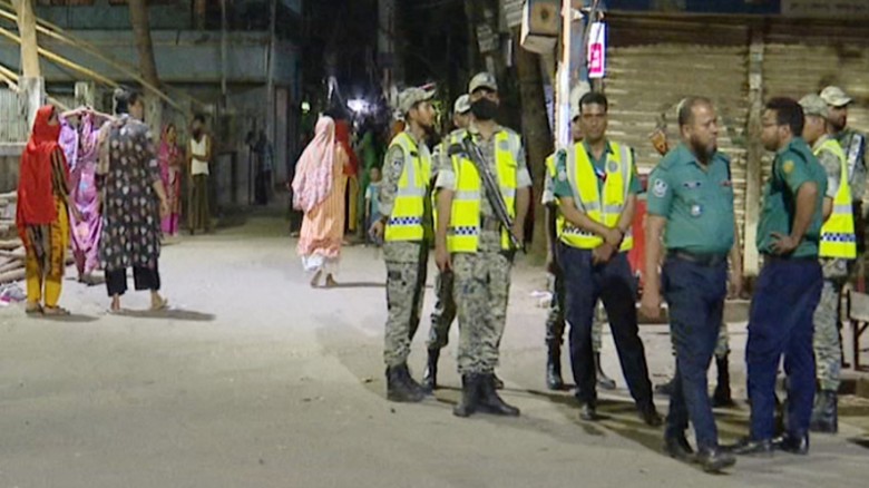 দেশের রাজধানী ঢাকায় রাতে বেড়েই চলছে আতঙ্ক, সাধারণ মানুষ স্বস্তি চায়