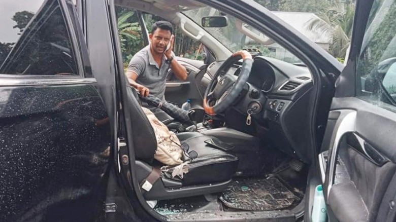 গোপালগঞ্জে ইউএনওর গাড়িতে নিষিদ্ধ ছাত্রলীগ-আওয়ামী লীগের হামলা