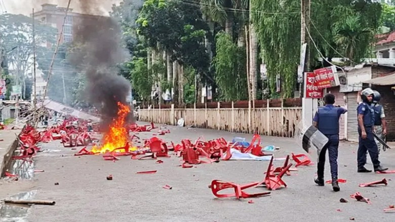 রণক্ষেত্রে পরিণত গোপালগঞ্জ, ১৪৪ ধারা জারি করা হয়েছে