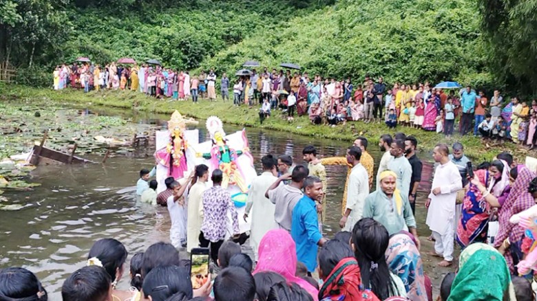 সিলেটের জৈন্তাপুরে প্রতিমা বিসর্জনের মধ্য দিয়ে শেষ হলো দুর্গোৎসব