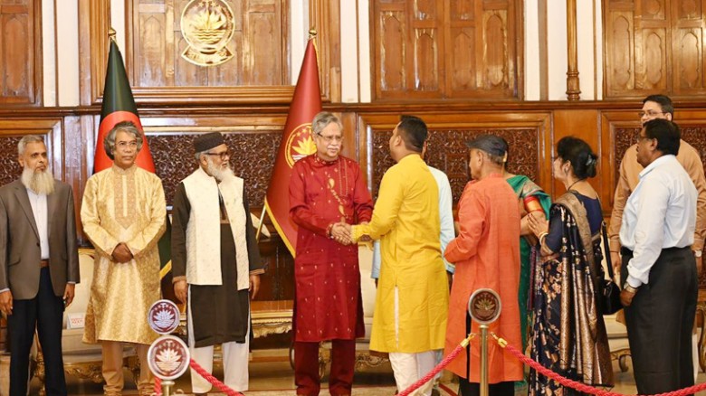 দুর্গাপূজা উপলক্ষে হিন্দু ধর্মাবলম্বীদের সঙ্গে রাষ্ট্রপতির শুভেচ্ছা বিনিময়