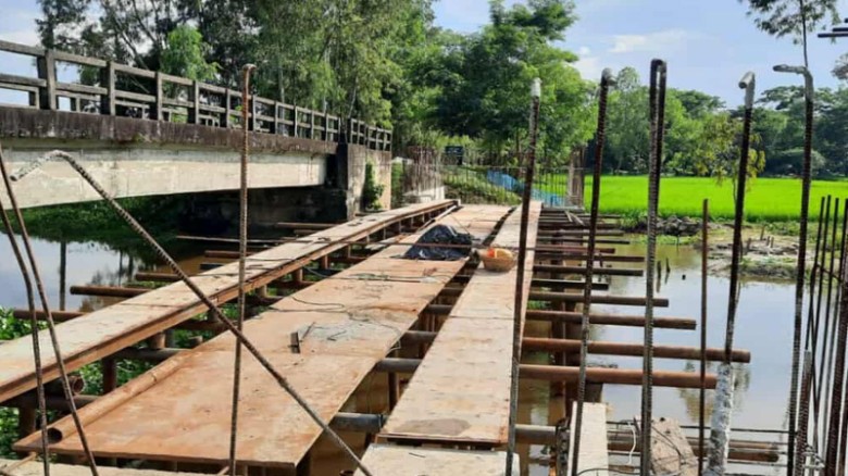 মৌলভীবাজারের পদুনাপুরে ব্রিজ নির্মাণে নৌচলাচল ও গবাদি পশুর খাদ্যসংকটের আশঙ্কা