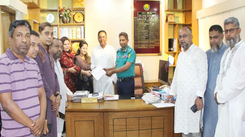 পুলিশ কমিশনার ও জেলা প্রশাসকের কাছে দোকান মালিক ব্যবসায়ী সমিতির স্মারকলিপি
