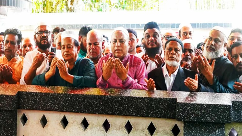 মাজার জিয়ারতের মধ্যদিয়ে নির্বাচনী প্রচারণায় সিলেট-৬ আসনের বিএনপি প্রার্থী এমরান চৌধুরী
