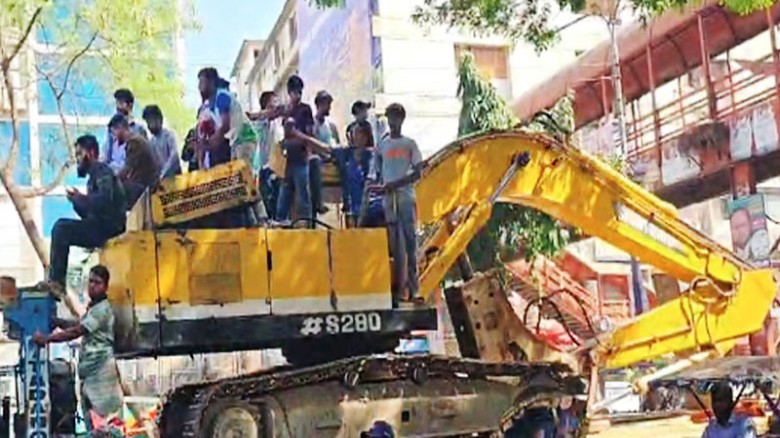 রাজধানীর ধানমন্ডি ৩২ নম্বরে নেওয়া হচ্ছে দুটি বুলডোজার