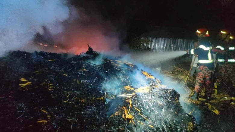 পাবনার সুজানগরে আগুনে পুড়লো দুইটি খড়ের গুদাম