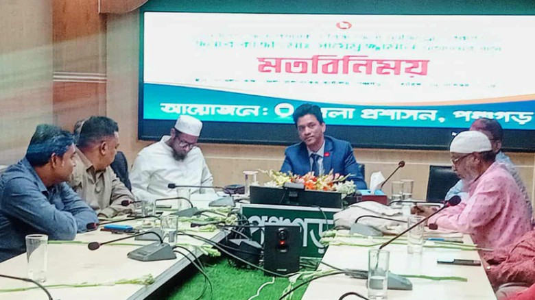 পঞ্চগড়ে জেলা প্রশাসক যোগদানের দিনেই সাংবাদিকদের সাথে মতবিনিময়
