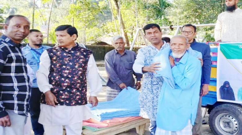 পঞ্চগড়ে “একটু উদ্যোগ, একটু চেষ্টা” সংগঠনের উদ্যোগে শীতার্ত মাঝে শীতবস্ত্র বিতরণ