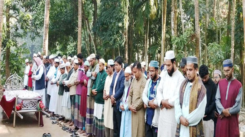 দৈনিক আলোকিত চাঁদপুরের যুগ্ম বার্তা সম্পাদক রাজুর মায়ের দাফন সম্পন্ন
