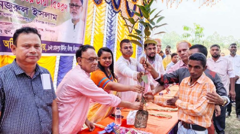 দিনাজপুরের বীরগঞ্জে বুদ্ধি প্রতিবন্ধী ও অটিস্টিক শিক্ষার্থীদের মাঝে গাছের চারা বিতরণ