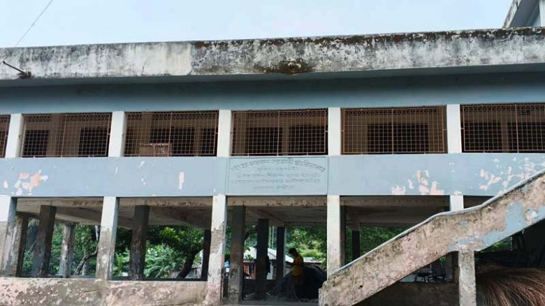 লক্ষ্মীপুরে জরাজীর্ণ ভবনে পাঠদান, ঝুঁকির মুখে চরাঞ...