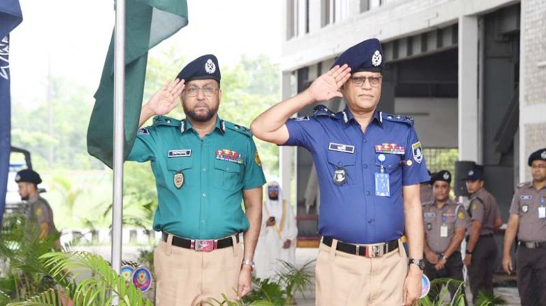 নতুন পোশাকে পুলিশের দায়িত্ব পালন শুরু, পূর্বাচলে বরকাউ পুলিশ ক্যাম্প উদ্বোধন