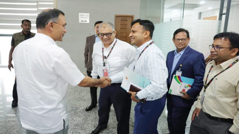 প্রধানমন্ত্রীর সঙ্গে সৌজন্য সাক্ষাৎ করলেন ভোক্তা অধিকারের মাহমুদ হাসান রনি