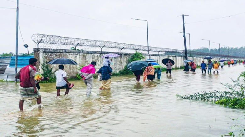 বৃষ্টির সঙ্গে সঙ্গে স্থবির কক্সবাজার শহর, ভোগান্তিতে ৯০ হাজার বাসিন্দা