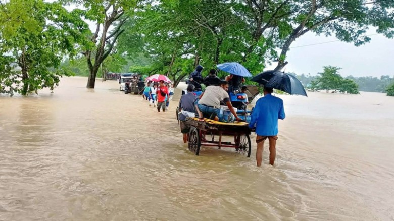 পাহাড়ি ঢলে সড়ক তলিয়ে বন্ধ যান চলাচল, দুর্ভোগে রাঙামাটির জনপদ