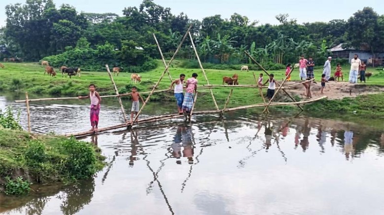 একটি ছোট সেতুর অপেক্ষায় চার গ্রাম, বাঁশের সাঁকোই ভরসা হাজারো মানুষের
