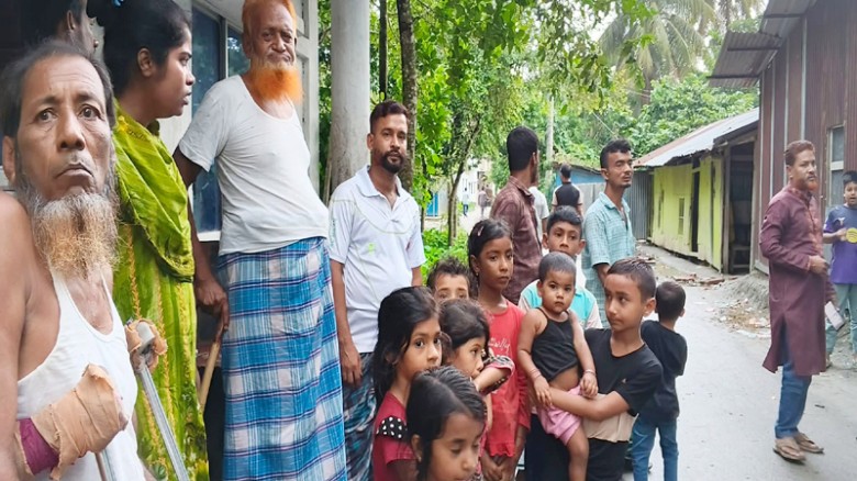 ঝুঁকিতে শিক্ষার্থীদের চলাচল, তনু মিয়া সড়কে স্পিড ব...