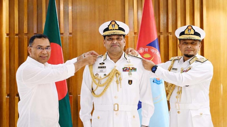 নতুন নৌবাহিনী প্রধানকে র‌্যাঙ্ক ব্যাজ পরালেন প্রধানমন্ত্রী তারেক রহমান