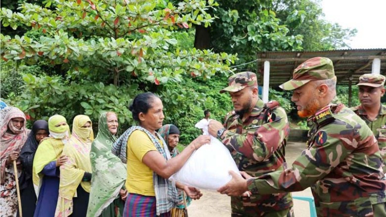 রাঙ্গামাটিতে পাহাড় ধস ও বন্যাদুর্গতদের মাঝে সেনাবাহিনীর ত্রাণ বিতরণ