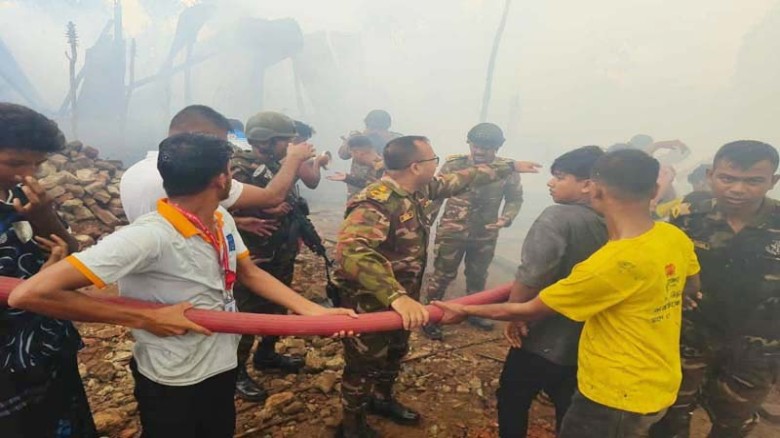 রাঙ্গামাটির লংগদুতে আগুন, সেনাবাহিনীর দ্রুত পদক্ষেপে বড় ক্ষয়ক্ষতি থেকে রক্ষা