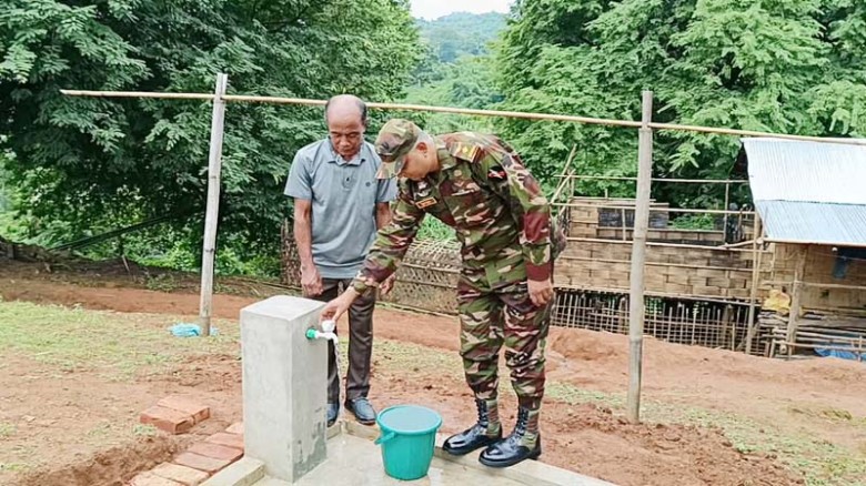 রোয়াংছড়ির দুর্গম লুংলেই পাড়ায় সেনাবাহিনীর সৌরচালিত সুপেয় পানির পাম্প উদ্বোধন