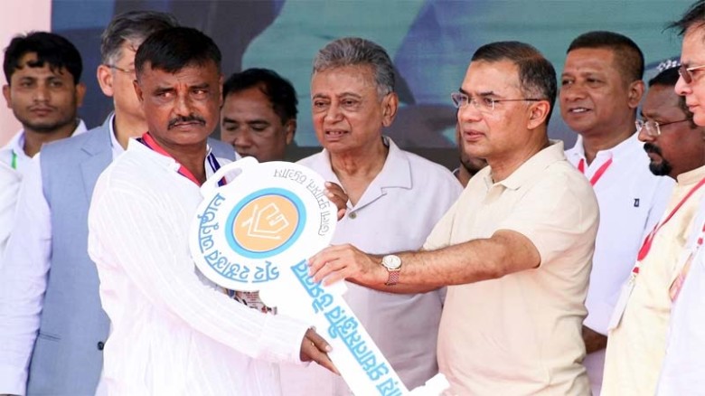 বাঁশখালীতে বন্যায় ক্ষতিগ্রস্ত মানুষের হাতে নতুন ঘরের চাবি তুলে দিলেন প্রধানমন্ত্রী