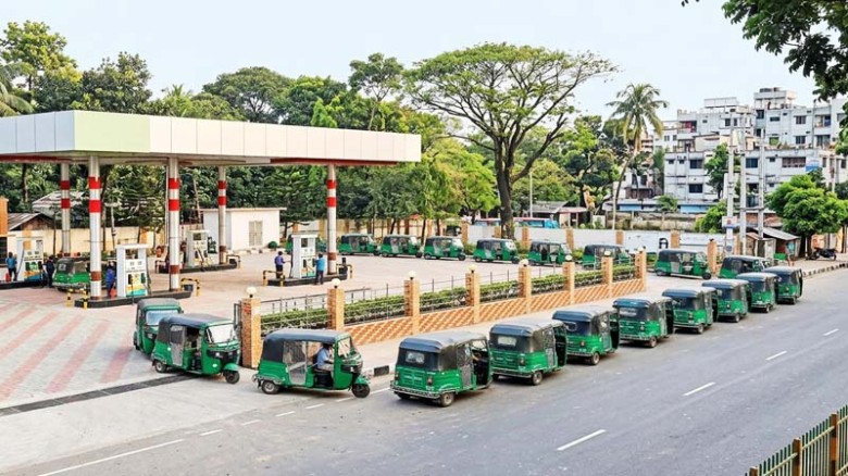 সিএনজি স্টেশনে গ্যাসের জন্য হাহাকার, চরম ভোগান্তিতে চালক-নগরবাসী
