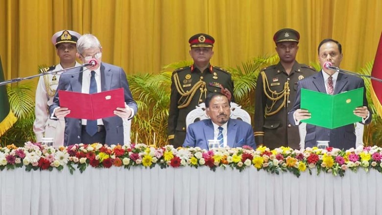 দেশের ২৩তম রাষ্ট্রপতি হিসেবে শপথ নিলেন মির্জা ফখরুল আলমগীর