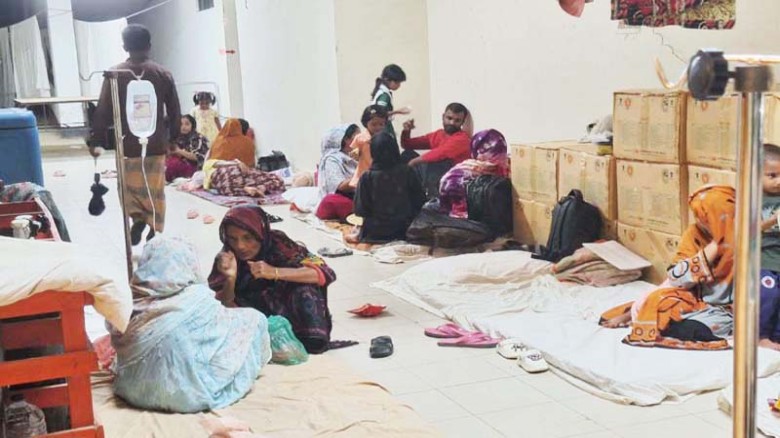 উপজেলা স্বাস্থ্য কমপ্লেক্সে শয্যা সংকট, মেঝেতেই চিকিৎসা নিচ্ছেন রোগীরা