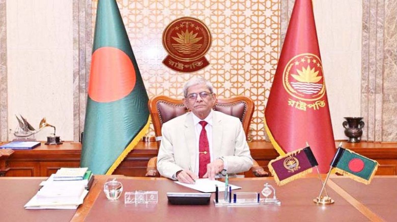 শপথের পর প্রথমবার বঙ্গভবনে দাপ্তরিক কাজে রাষ্ট্রপতি মির্জা ফখরুল