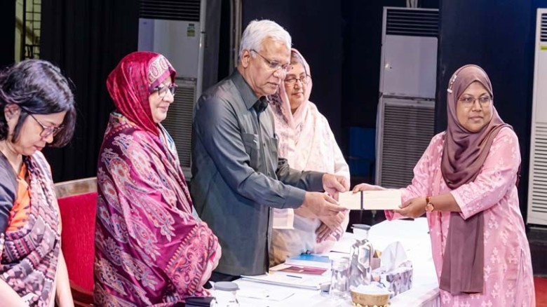 নারী ও সমাজকল্যাণে সরকারি অনুদান, সম্মাননা চেক পেলেন কুলাউড়ার দীপা বেগম