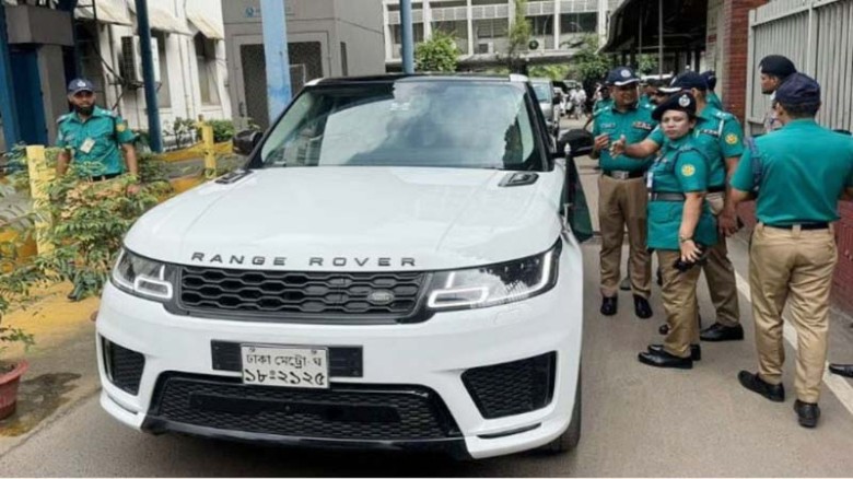 উল্টো পথে মন্ত্রীর গাড়ি, চালকের বিরুদ্ধে দুই মামলা