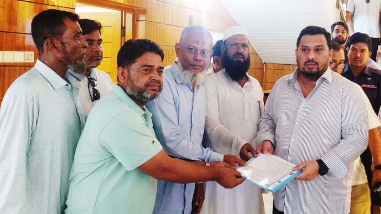 পাহাড়ে বাঙালিদের করমুক্তি ও ব্যাংক ঋণ চালুর দাবিতে স্মারকলিপি