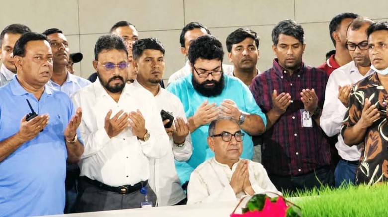 সংসদ থেকে ফেরার পথে জিয়া ও খালেদা জিয়ার সমাধিতে মির্জা আব্বাস