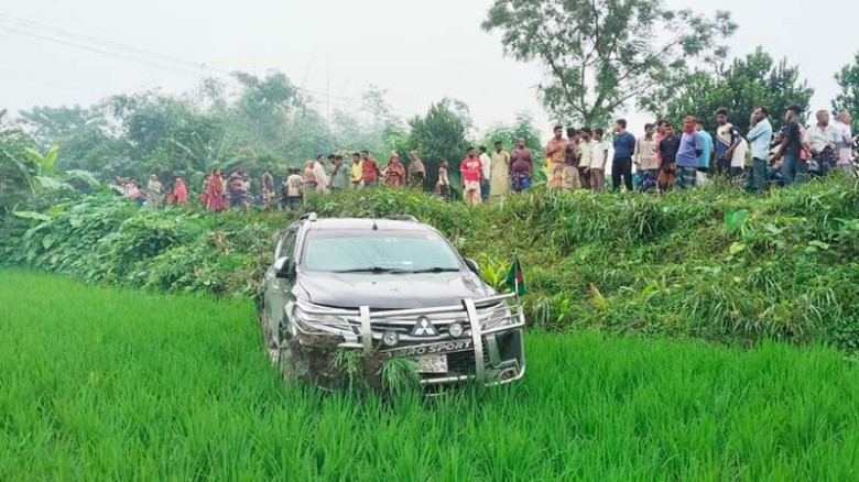 নারীকে বাঁচাতে গিয়ে ধানক্ষেতে প্রতিমন্ত্রীর গাড়ি, আহত তিনজন
