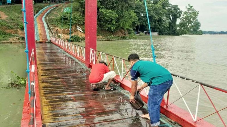 টানা ছয় দিন পর কাপ্তাই হ্রদের পানি থেকে ভেসে উঠল রাঙামাটির ঝুলন্ত সেতু