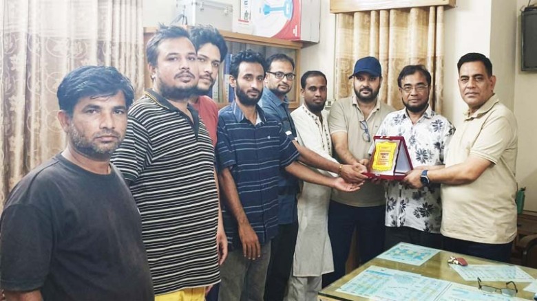 চুনারুঘাটের অসুস্থ ওসির পাশে ক্লিন ফাউন্ডেশন, দেওয়া হলো সম্মাননা ক্রেস্ট
