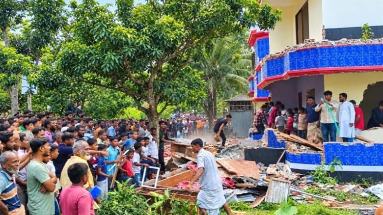 পাবনায় শিশু কলি ধর্ষণ-হত্যা মামলার আসামির বাড়িতে বিক্ষুব্ধ জনতার হামলা
