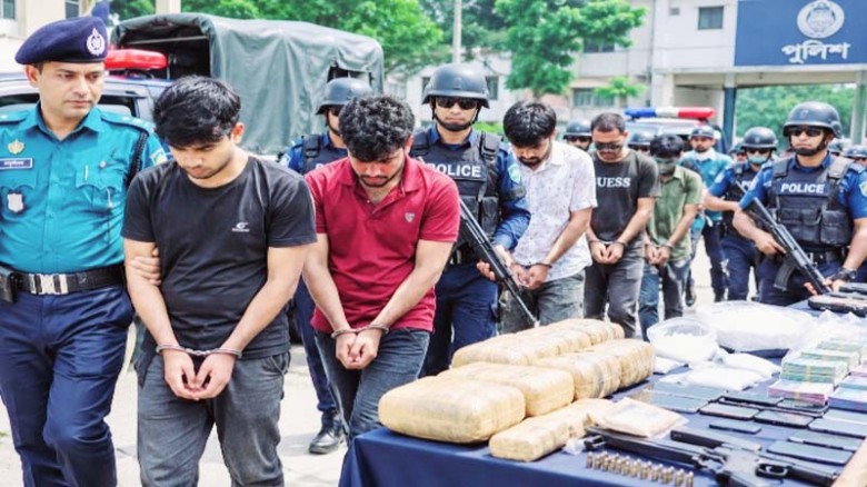 আইনশৃঙ্খলা বাহিনীর তৎপরতায় বাড়ছে গ্রেপ্তার, নজরদারিতে পলাতকরাও