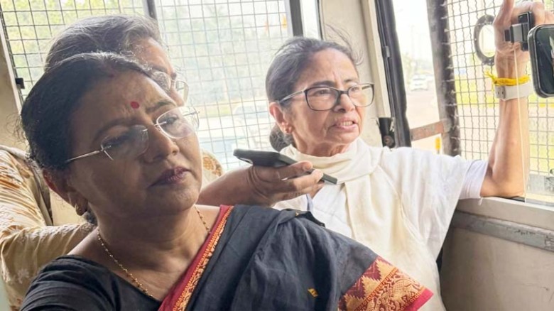 নির্বাচন কমিশনের বিরুদ্ধে প্রতিবাদ, দিল্লিতে মমতা ব্যানার্জিকে আটক