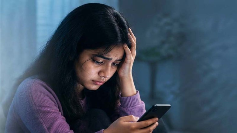 কিশোরীদের মানসিক স্বাস্থ্যে সাইবার বুলিংয়ের প্রভাব, বাড়ছে বিষণ্নতা!
